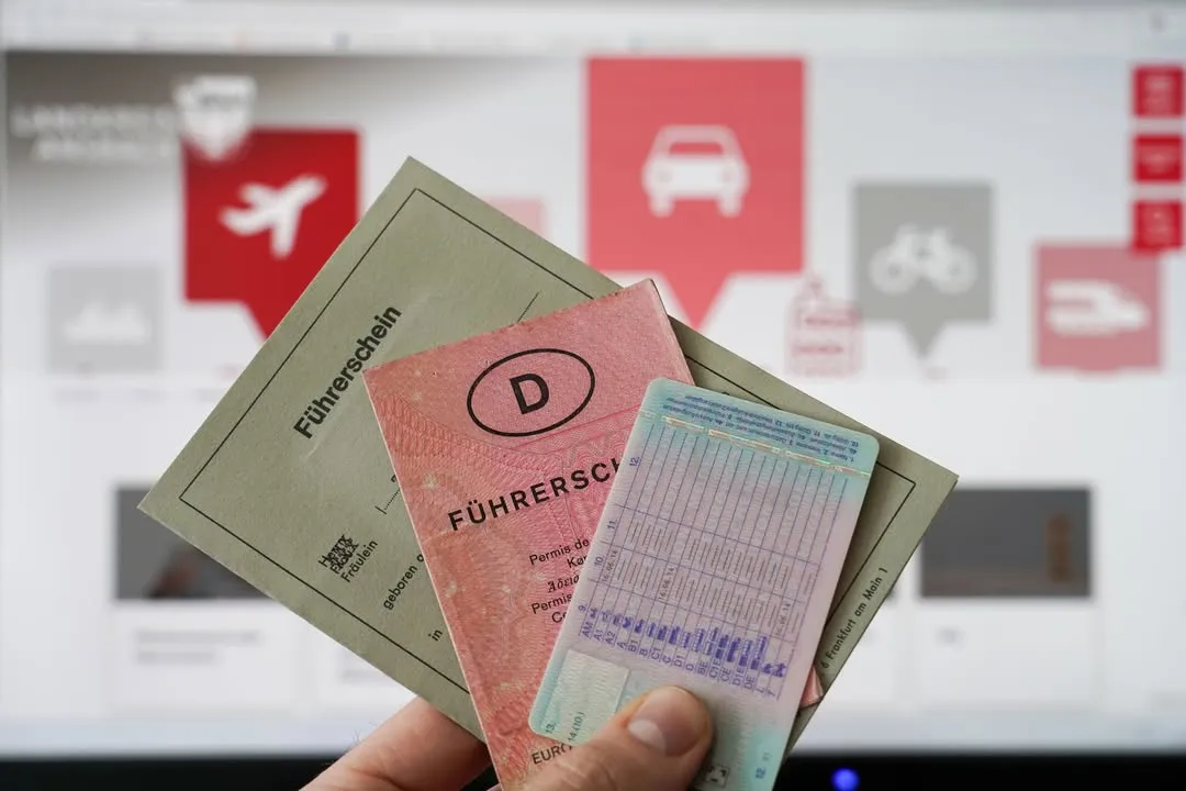 Verschiedene deutsche Führerscheindokumente in einer Hand