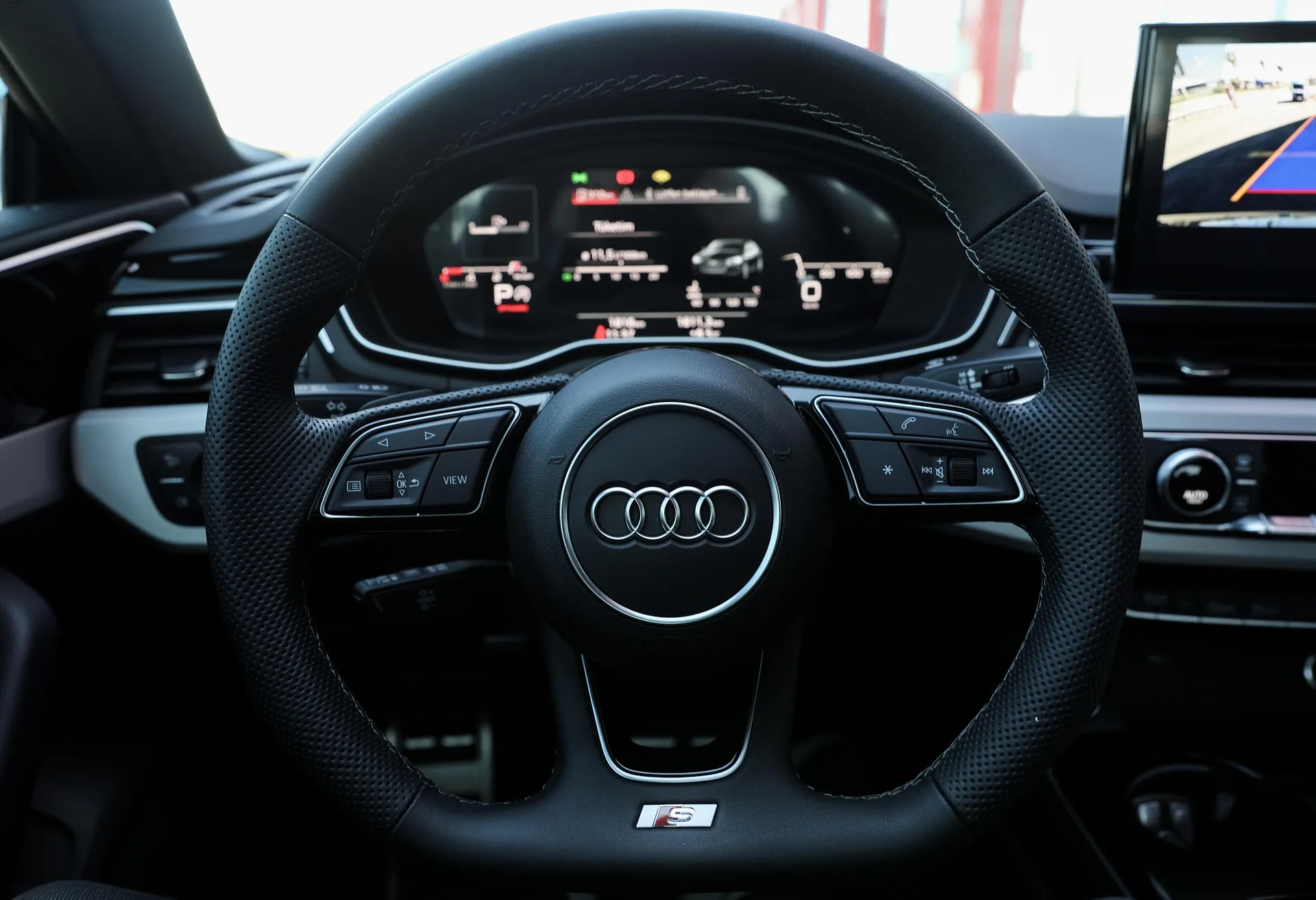 Blick auf das Lenkrad und Cockpit eines Autos