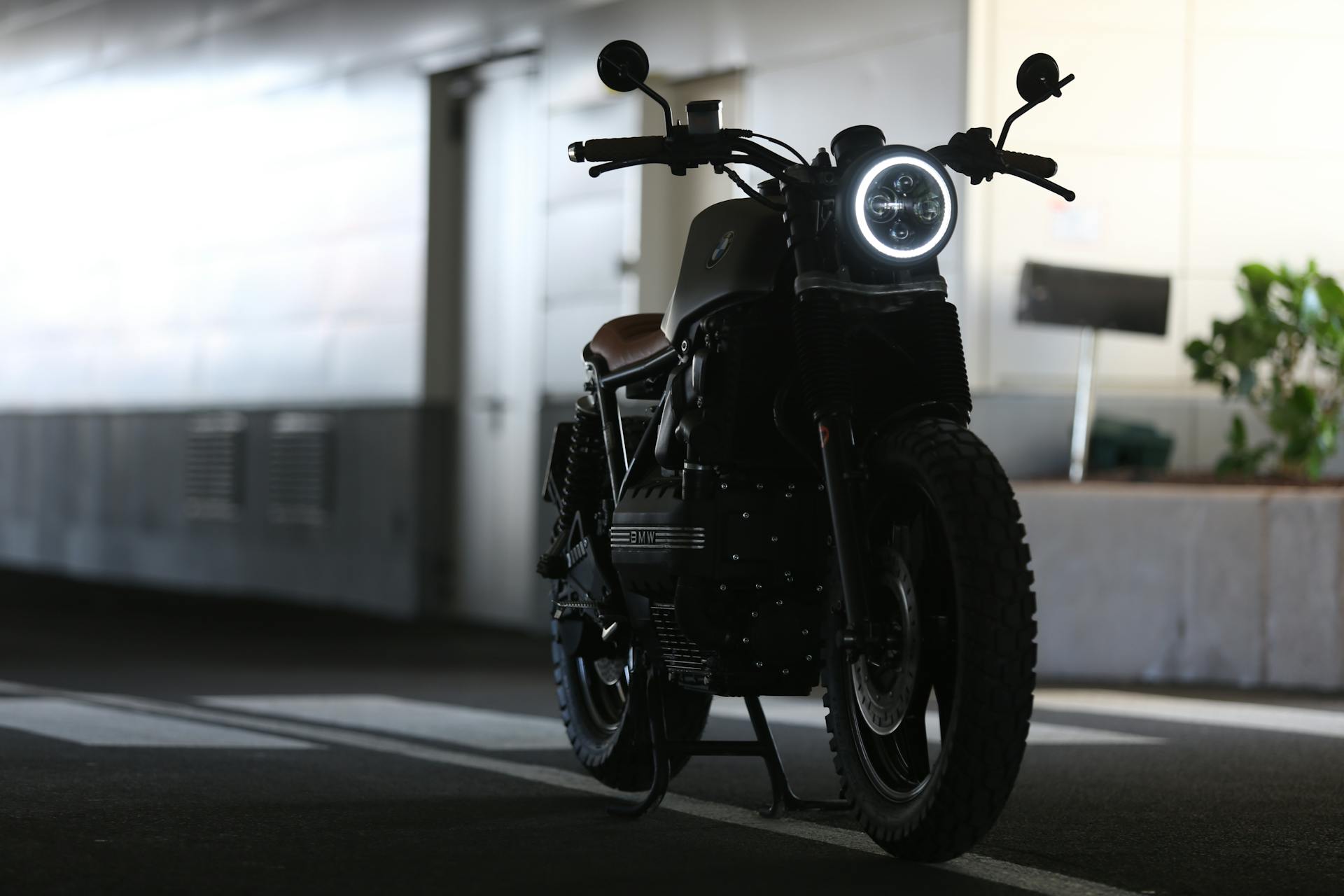 Motorrad in einer modernen Garage